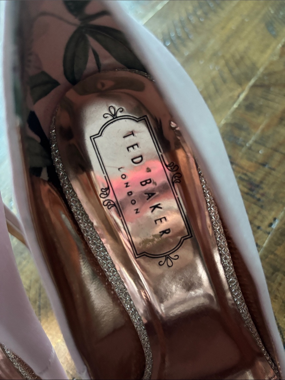 Ted Baker London Light Pink Satin Pumps with Crystal Embellished Bow in Size 37 - Picture 5 of 9